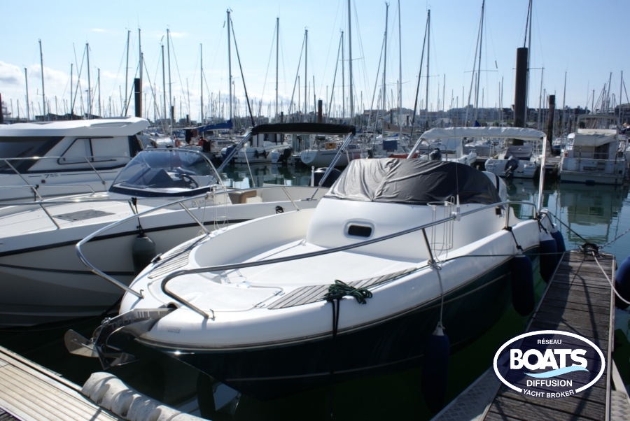 Photo de JEANNEAU CAP CAMARAT 755 WA moteur neuf 1
