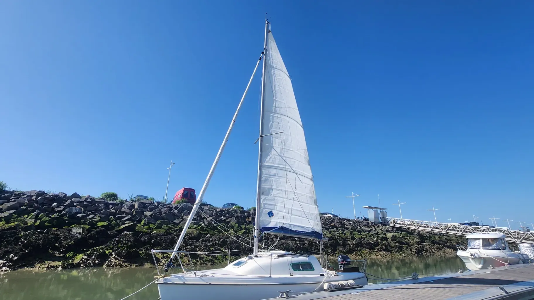 Photo de B2MARINE BLUE DJINN (dériveur intégral) 1